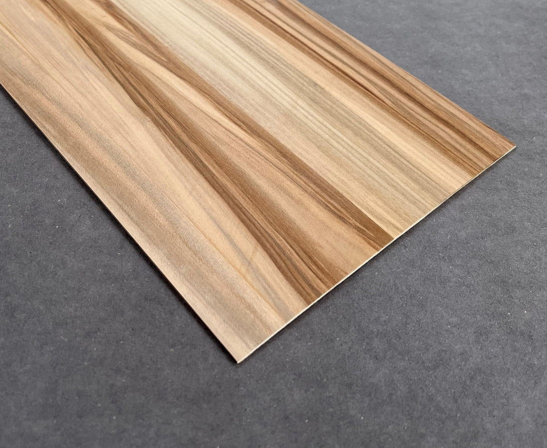 Satin Walnut fineret Birkekrydsfiner